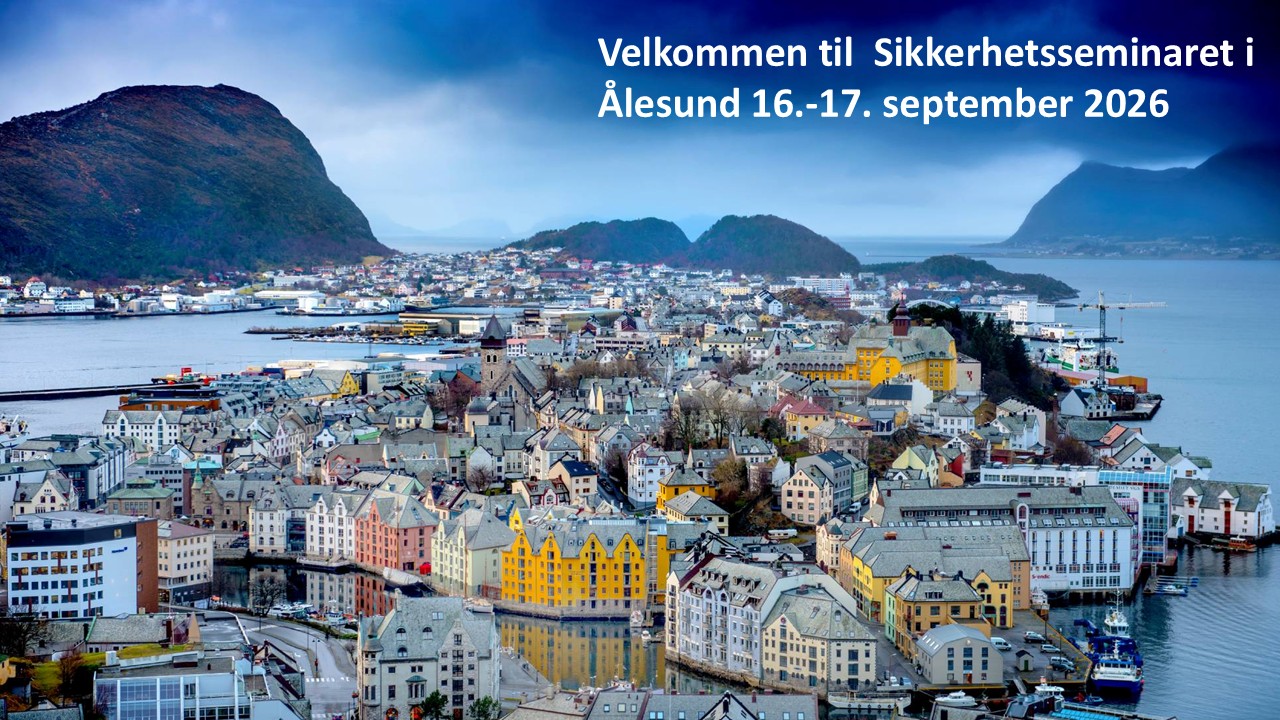 Ålesund by med mange bygninger og vann