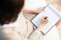 En kvinne som skriver på et nettbrett